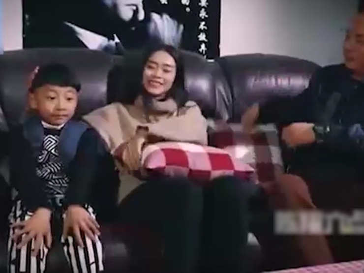 Clip hài hước - Cậu con trai "khóc ròng" khi có bố mẹ thoải mái một cách thái quá thế này!