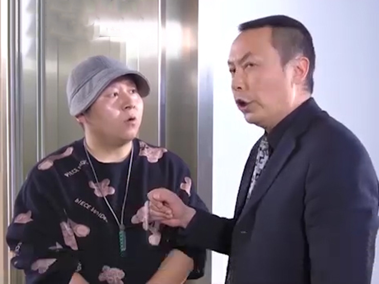 Clip hài hước - Khi nhân viên "chiều" lãnh đạo theo cách bá đạo không đỡ được