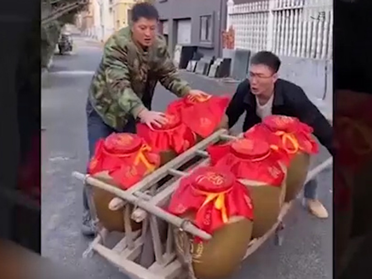 Clip hài hước - Anh trai "khóc không thành tiếng" với đứa em trai vụng về nhất trên đời