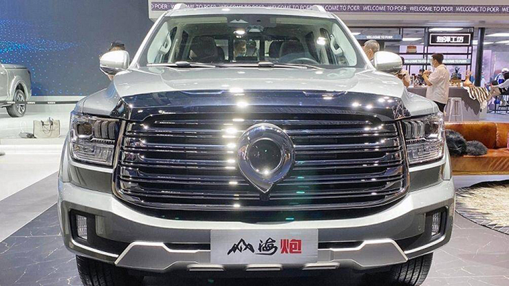 Khách hàng Trung Quốc có thể chọn 1 trong 3 loại động cơ, thứ nhất là hybrid với máy xăng tăng áp, dung tích 2.0L và mô-tơ điện
