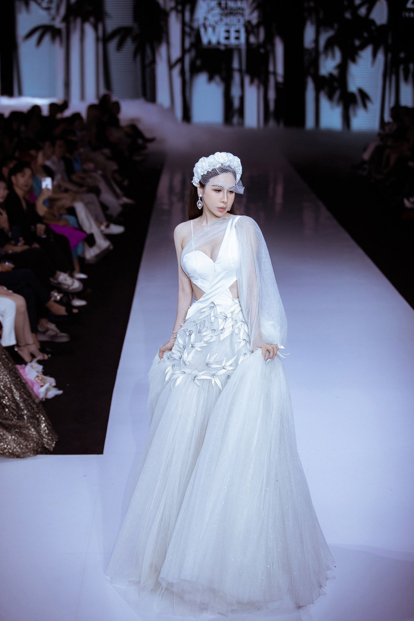 Hoa hậu Áo dài là vedette của show Trần Hùng tại London Fashion Week - 1