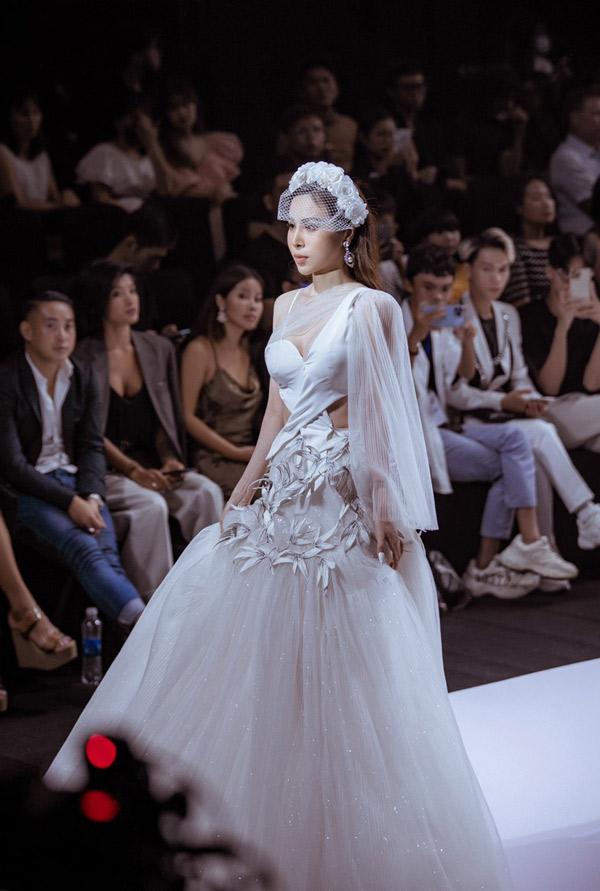 Hoa hậu Áo dài là vedette của show Trần Hùng tại London Fashion Week - 3