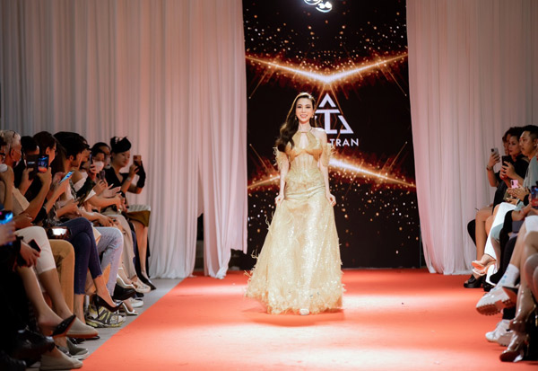 Hoa hậu Áo dài là vedette của show Trần Hùng tại London Fashion Week - 4