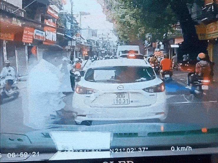 Ô tô - Clip: Tài xế xuống xé giấy dán che biển số chiếc Mazda "lươn lẹo"