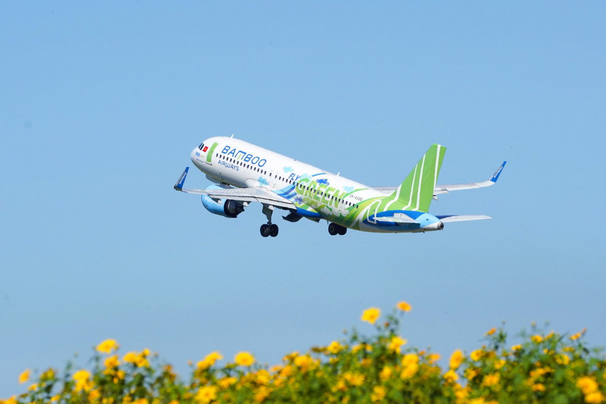 8 tháng đầu năm 2022, Bamboo Airways tiếp tục dẫn đầu toàn ngành hàng không nội địa về tỷ lệ bay đúng giờ, đạt 95,2%. Với chất lượng dịch vụ định hướng chuẩn quốc tế, đội tàu bay phong phú được trang bị hệ thống giải trí đa dạng, hệ thống phòng chờ Thương gia chuyên biệt tại các cảng hàng không trọng điểm, cùng đội ngũ tiếp viên chuyên nghiệp, ân cần, tận tâm, Bamboo Airways kỳ vọng mang đến cho tất cả hành khách hành trình trải nghiệm bay đẳng cấp.