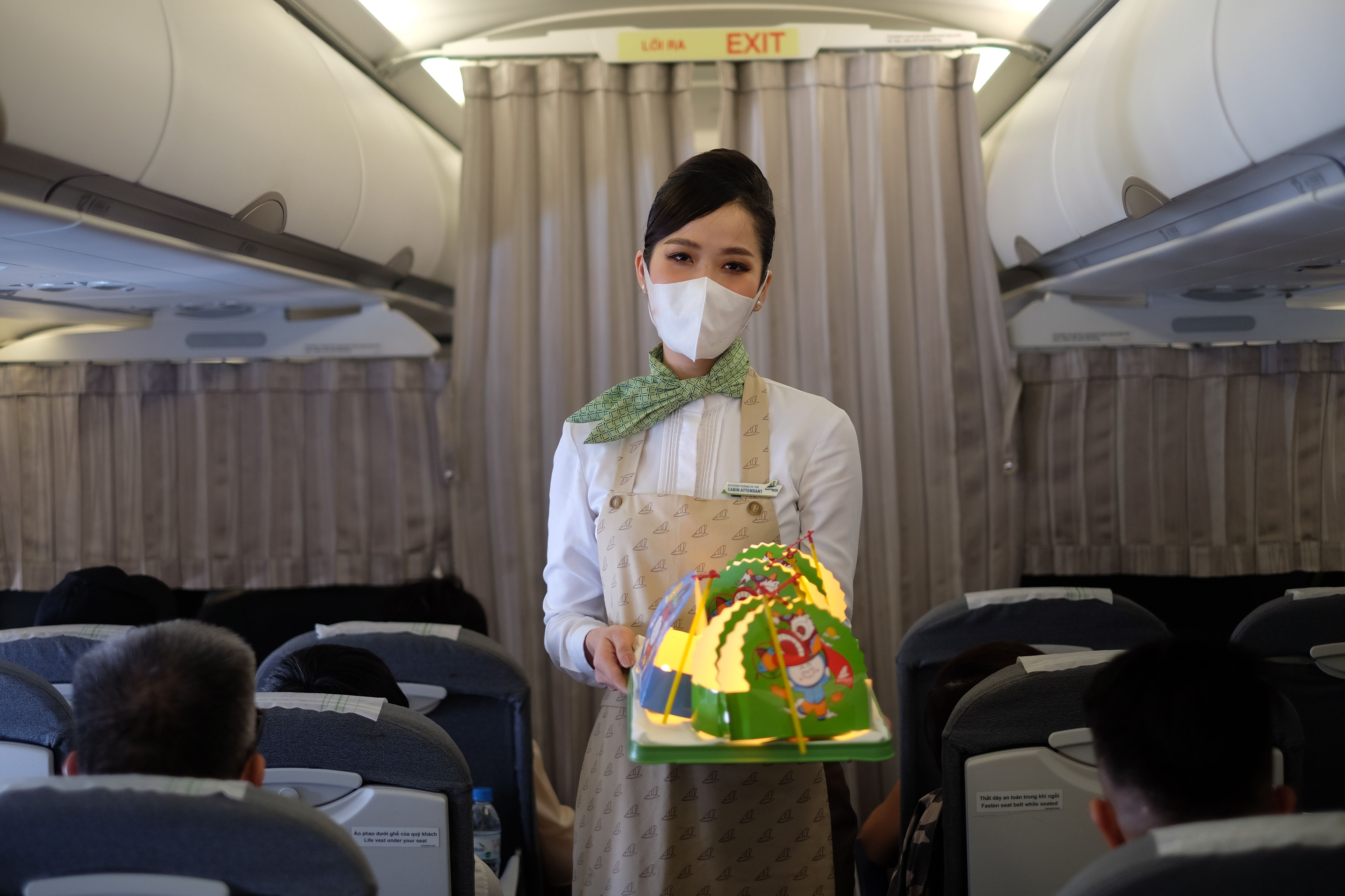 Những chiếc đèn lồng giấy xinh xắn của Bamboo Airways được thiết kế tinh tế sao cho vừa lưu giữ được những nét truyền thống, vừa đan xen những yếu tố hiện đại, làm nổi bật hình ảnh Bé Măng đặc trưng của “Nhà Tre” múa lân mừng hội Trăng rằm, cùng các hoạ tiết ngộ nghĩnh, vui nhộn, gợi nhắc các hình ảnh Trung thu xưa…