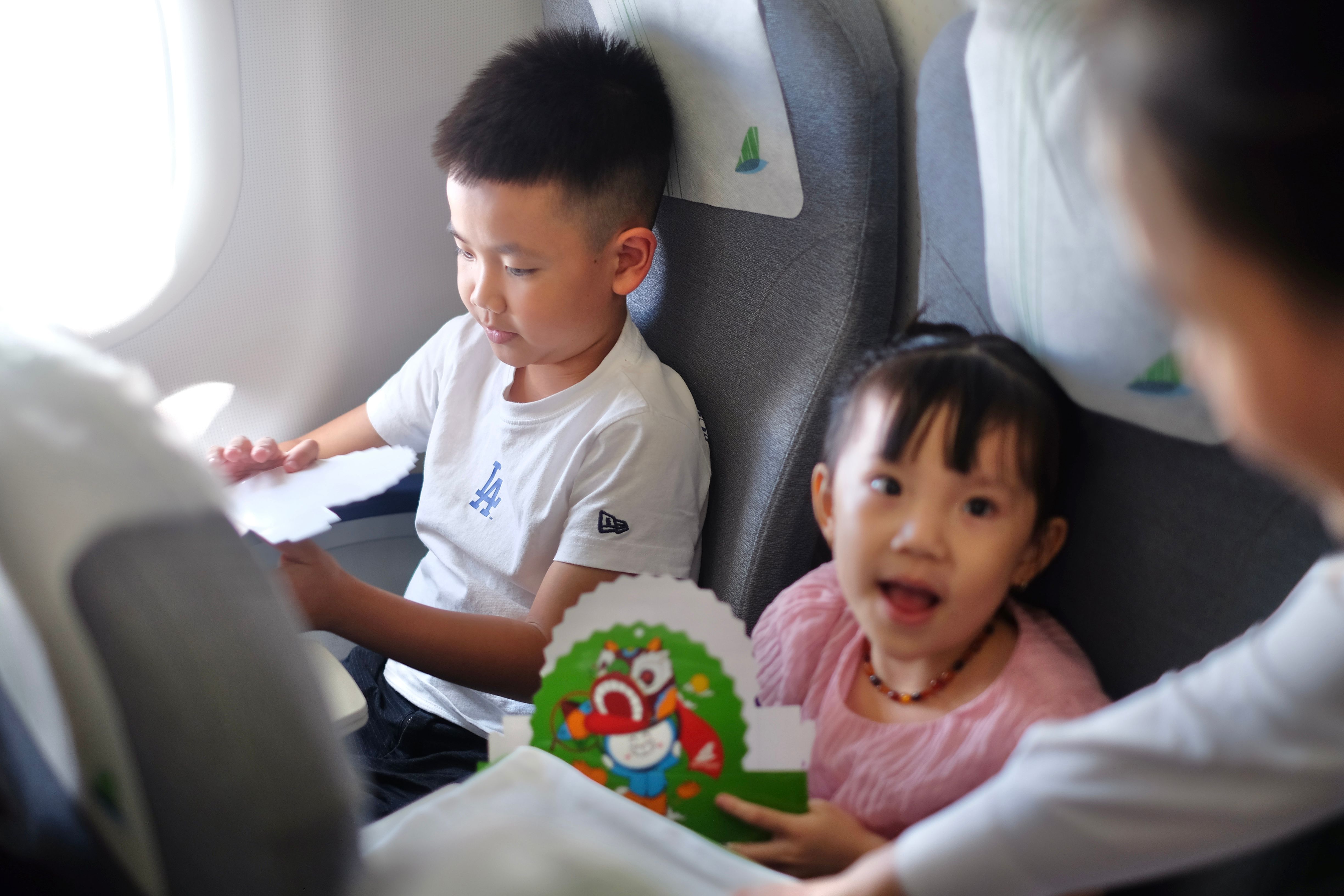 Chất liệu giấy chủ đạo và sắc xanh dịu mát trên đèn lồng Trung thu của Bamboo Airways cũng gửi gắm thông điệp về tinh thần bảo vệ môi trường, phát triển bền vững.