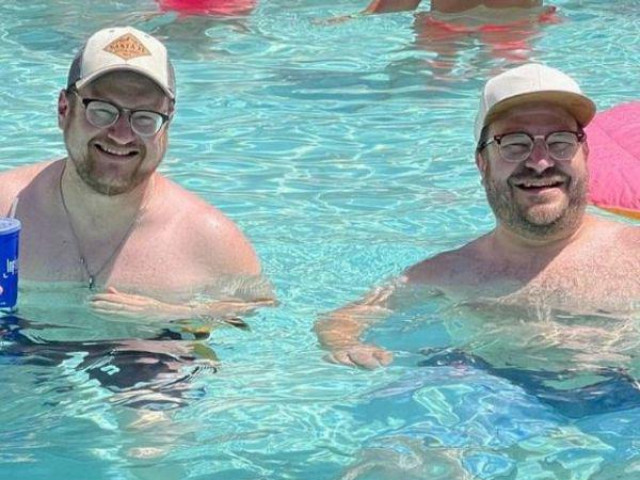 Phi thường - kỳ quặc - Đi nghỉ mát, người đàn ông bất ngờ gặp người giống hệt mình tại bể bơi