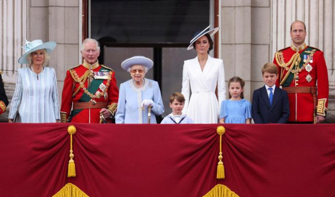 Nữ hoàng Elizabeth II và các thành viên Hoàng gia tại buổi lễ đánh dấu 70 năm trị vì của bà hôm 2-6-2022. Ảnh: Reuters