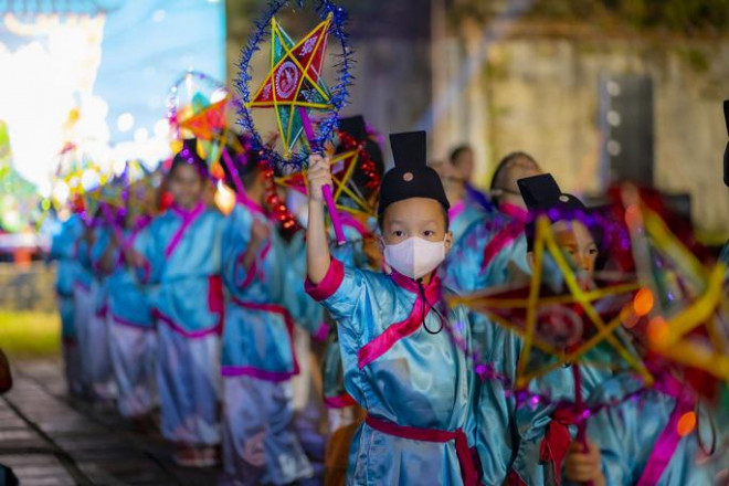 Lạ mắt đêm Trung thu tại phố đi bộ quanh Đại nội Huế - 1