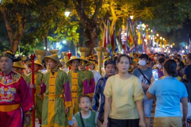 Lạ mắt đêm Trung thu tại phố đi bộ quanh Đại nội Huế - 9