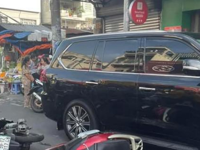 Tin tức trong ngày - Xe ô tô "lùa" 5 xe máy đang dừng mua nước mía, nhiều người bị thương