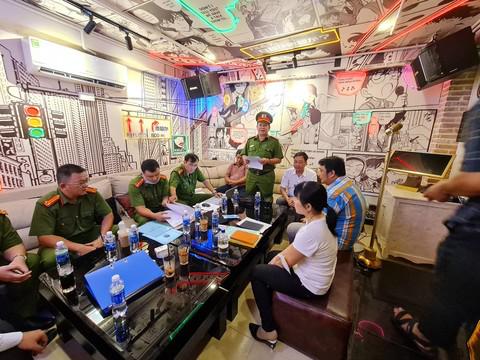 Thượng tá Trương Thành Lanh – Phó trưởng Công an Quận 8 dẫn đoàn kiểm tra đến quán karaoke ICOOL (đường Dạ Nam, P.3, Q.8) - Ảnh: Thanh Hải - Việt Dũng