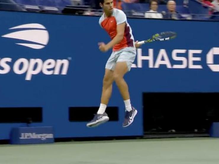 Clip nóng US Open: Alcaraz tung cú đánh ”giấu vợt” sau lưng