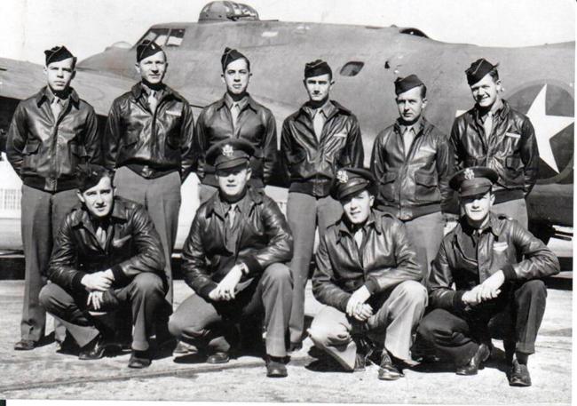 Phi hành đoàn của chiếc B-17 do Brown (ngồi thứ 2 từ trái qua) là cơ trưởng.