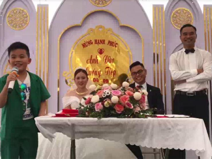 Bạn trẻ - Cuộc sống - Clip: Cậu bé phát biểu trong đám cưới khiến dân mạng "phát sốt"