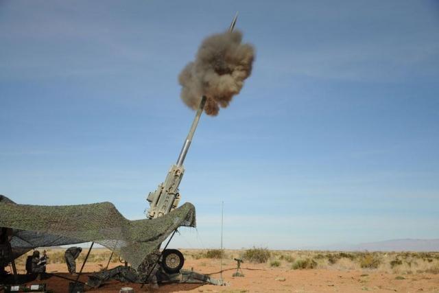 Quả đạn Excalibur phóng ra từ nòng lựu pháo M777. Ảnh: Quân đội Mỹ.