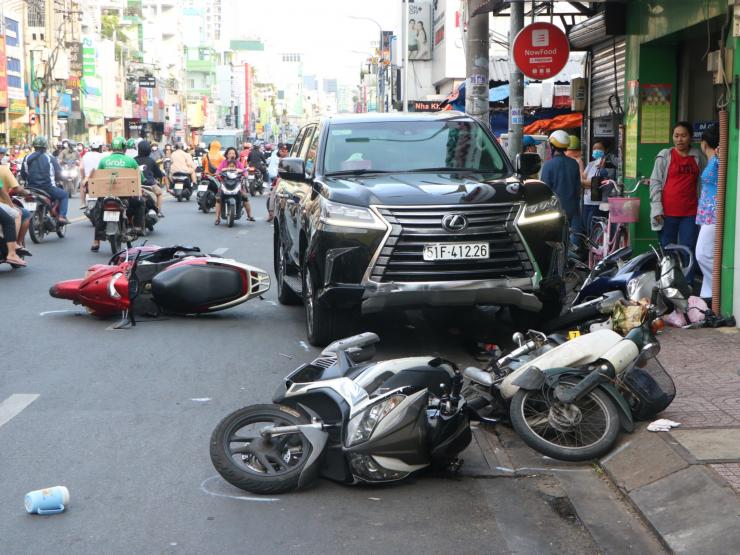 Tin tức trong ngày - Xe ô tô "lùa" 5 xe máy đang dừng mua nước mía, nhiều người bị thương