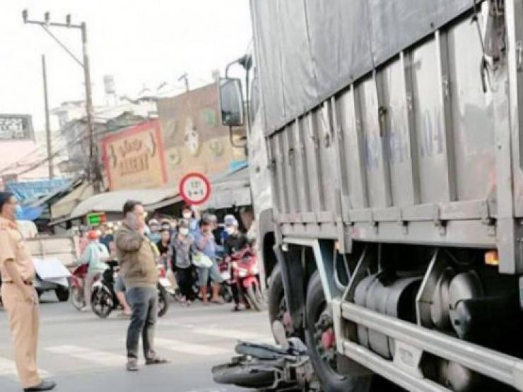 Tin tức trong ngày - Đang dừng đèn đỏ, người phụ nữ bị xe tải lùa vào gầm cán tử vong