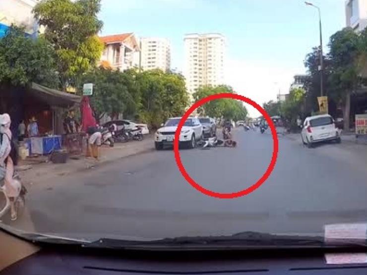 Clip: Vừa thoát tại nạn, tài xế chạy xe máy “bất ổn” tông xe sang Land Rover