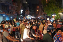 Dòng người đổ ra đường đêm trung thu, trung tâm TPHCM đông nghẹt