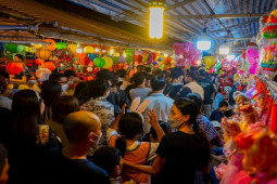Tin tức trong ngày - Đêm Trung thu, 'biển người' chen nhau dạo phố lồng đèn lớn nhất TPHCM