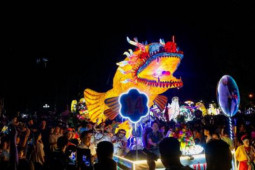 Biển người rước đèn trung thu khổng lồ