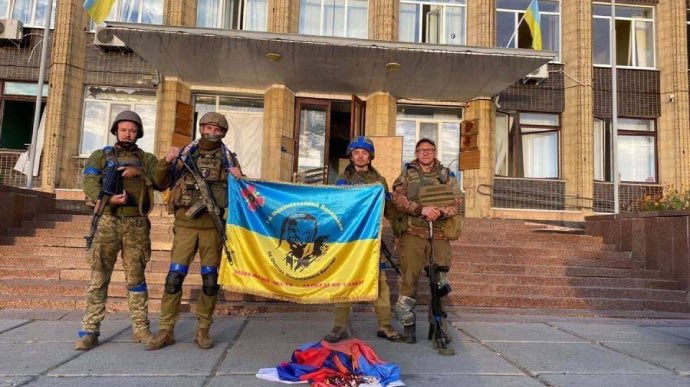 Binh sĩ Ukraine giương quốc kỳ ở toà&nbsp;thị chính Kupiansk, hình ảnh do phía Ukraine đăng tải (ảnh: Reuters)