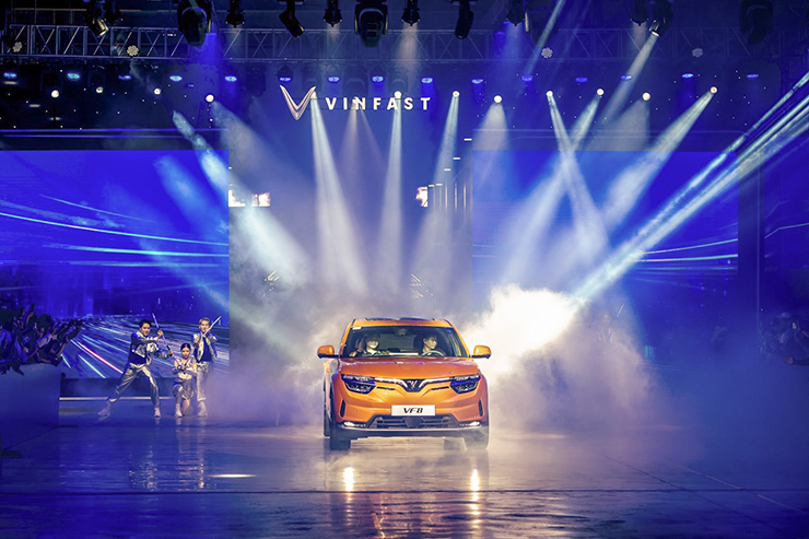 Lô xe điện VinFast VF8 đầu tiên đến tay khách hàng Việt - 1