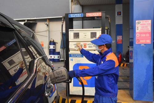 Doanh nghiệp và các chuyên gia kiến nghị công tác điều hành xăng dầu cần linh hoạt và bám sát diễn biến thế giới hơn nữa để hạn chế đứt gãy chuỗi cung ứng trong nước