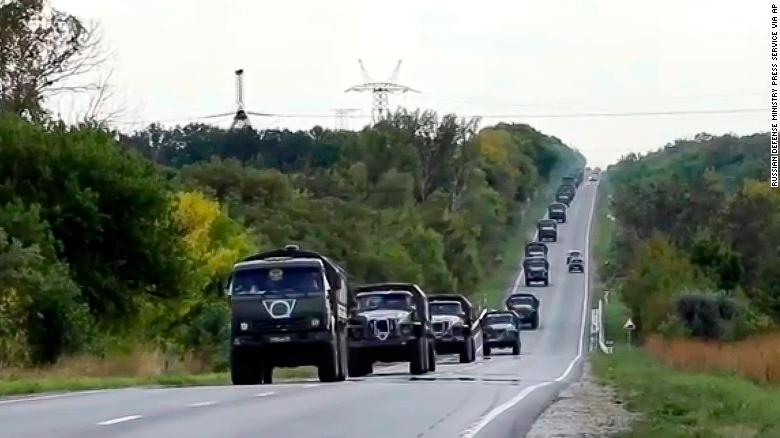 Phương tiện quân sự Nga đổ về Kharkiv (ảnh: CNN)