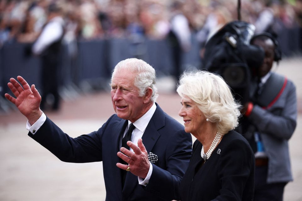 Vua Charles III và vợ – hoàng hậu Camilla – xuất hiện tại Điện Buckingham hôm 9/9 (ảnh: Reuters)