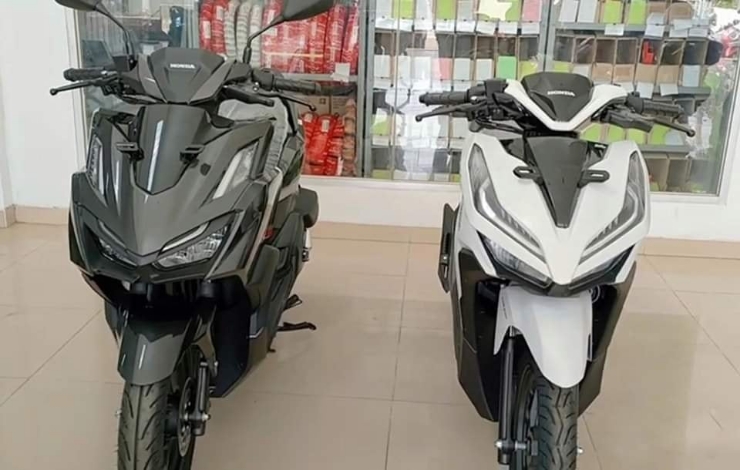 Vario 150 (phải) gọn hơn khá nhiều so với Vario 160.&nbsp;