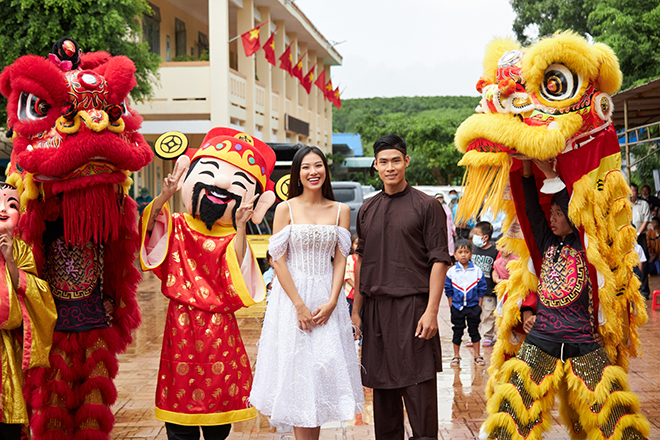 Á hậu Kim Duyên hóa chị Hằng xinh đẹp, sánh đôi cùng chú Cuội mang niềm vui đến trẻ em Lâm Đồng - 1