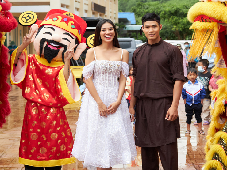 Đời sống Showbiz - Á hậu hóa chị Hằng xinh đẹp, sánh đôi cùng chú Cuội mang niềm vui đến trẻ em Lâm Đồng