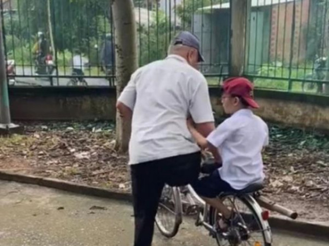Bạn trẻ - Cuộc sống - Khoảnh khắc cụ ông mất một chân, đạp xe đón cháu tan học "đốn tim" dân mạng
