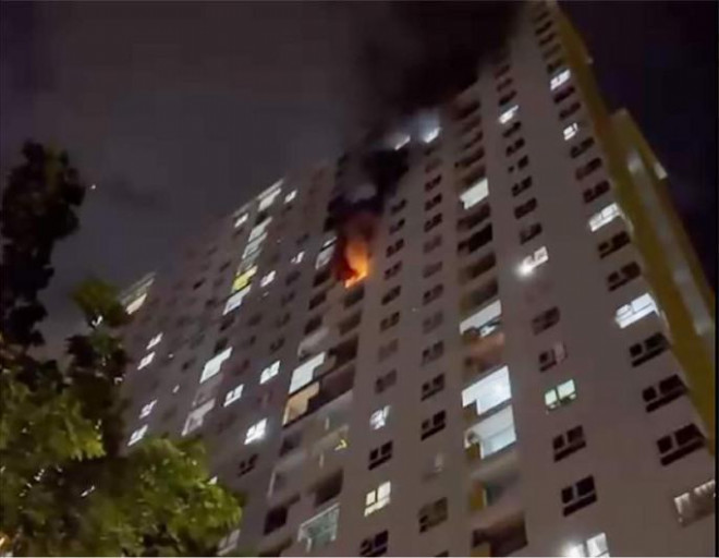 Cháy căn hộ ở tầng 20, block B chung cư Diamond Riverside (đường Võ Văn Kiệt, phường 16, quận 8).
