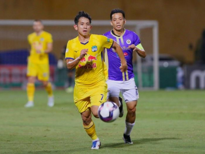 HAGL (áo vàng) để thua Hà Nội FC tại vòng 12 V-League 2022