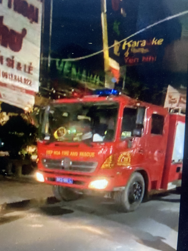TRỰC TIẾP: Cháy quán karaoke ở Đồng Nai, cảnh sát PCCC đục tường cứu người - 5