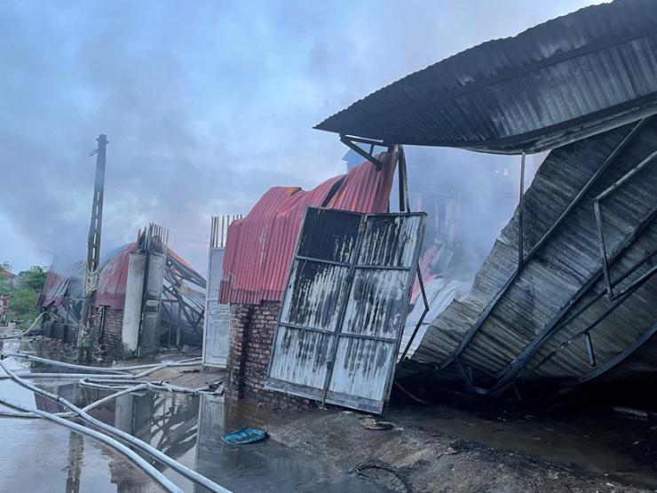 Cháy lớn ở xưởng chăn đệm, 3 người bị thương