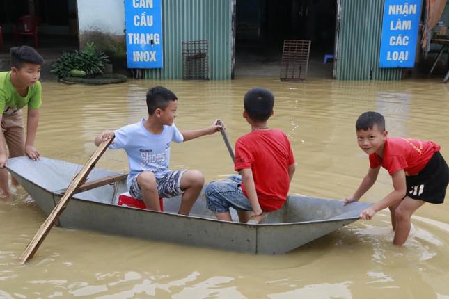 Hàng trăm ngôi nhà ở Ninh Bình bị chia cắt bởi nước lũ - 4