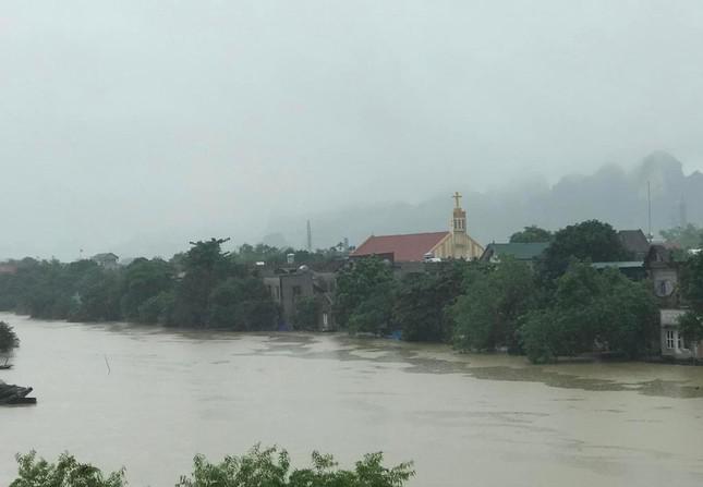 Hàng trăm ngôi nhà ở Ninh Bình bị chia cắt bởi nước lũ - 2