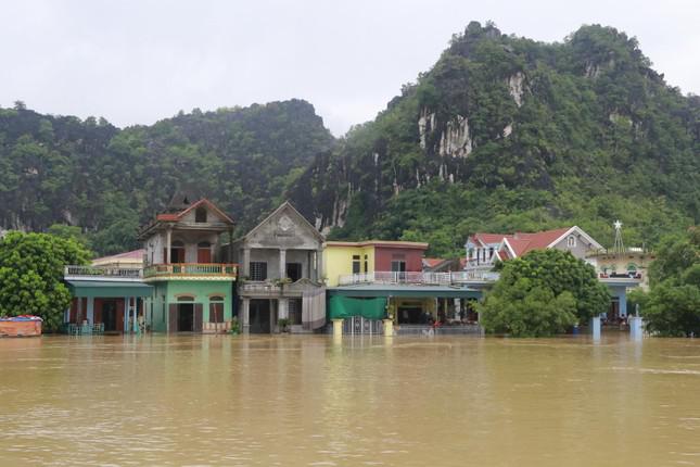 Hàng trăm ngôi nhà ở Ninh Bình bị chia cắt bởi nước lũ - 6