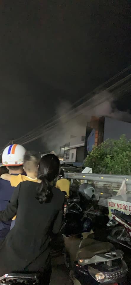 TRỰC TIẾP: Cháy quán karaoke ở Đồng Nai, cảnh sát PCCC đục tường cứu người - 3