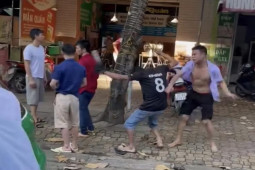 Pháp luật - Hỗn chiến náo loạn trên phố, 2 người đàn ông bị gạch văng trúng đầu