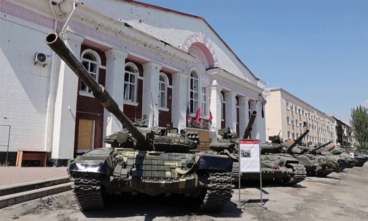 Xe tăng quân đội Ukraine bỏ lại ở Lysychansk bị phe ly khai thân Nga thu được hồi tháng 6 (ảnh: CNN)