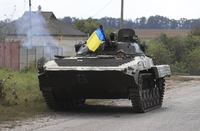 Xe bọc thép Ukraine di chuyển ở tiền tuyến trong đợt phản công tại tỉnh Kharkiv.