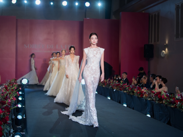 Thời trang - Lương Thuỳ Linh mặc váy cưới, xuất hiện như nữ thần trên sàn diễn thời trang