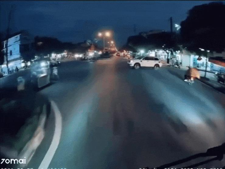 Ô tô - Clip: Tài xế đánh lái "thần sầu" tránh va chạm giữa ngã tư đông người