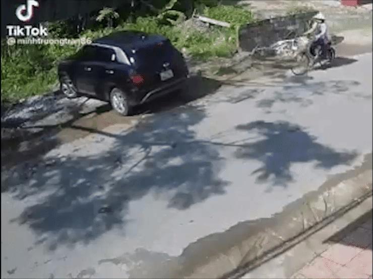 Xe máy - Xe đạp - Clip: Khoảnh khắc lơ đãng của người lái xe đạp